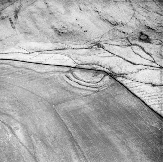 Adderston Lee, oblique aerial view, taken from the NW, showing a fort in the centre of photograph. Immediately to the ENE and S of the fort, rig is visible.