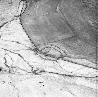 Adderston Lee, oblique aerial view, taken from the E, showing a fort in the centre of photograph. Immediately to the ENE and S of the fort, rig is visible.