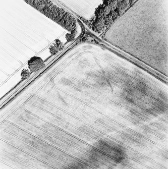 Hillhead, oblique aerial view, taken from the SW, centred on the cropmarks of a settlement.