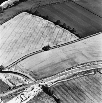 Newstead, oblique aerial view, taken from the SW, centred on the Roman fort and the western and southern annexes. The Newstead by-pass (under construction) is visible in the bottom half of the photograph.
