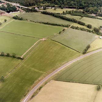 Oblique aerial view centred on the cropmarks of the eastern and southern annexes of the Roman Fort, taken from the WSW.