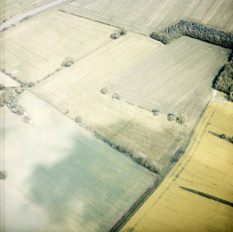 Oblique aerial view centred on the cropmarks of the Roman temporary camps and enclosure with the southern annexe adjacent, taken from the SW.