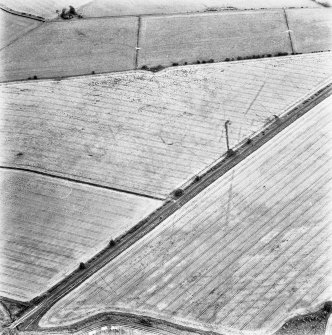 St Leonard's Hill, oblique aerial view, taken from the WNW, centred on the cropmarks of the SW side of a Roman Temporary Camp.
