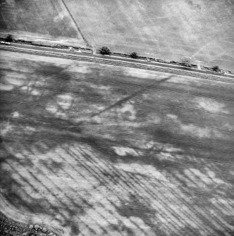Oblique aerial view centred on the cropmarks of the Roman temporary camp, taken from the WSW.