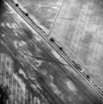 Oblique aerial view centred on the cropmarks of the Roman temporary camp, taken from the SSW.