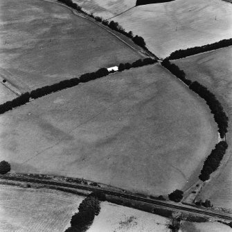 Addinston, oblique aerial view, taken from the SW, centred on the cropmarks of a pit-alignment.