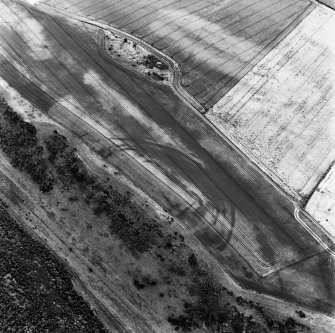 Hanging Craig and Seaton Law forts, oblique aerial view, taken from the NW, centred on the cropmarks of the former, and showing the remains of the latter in the top half of the photograph.