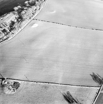 Oblique aerial view centred on the cropmarks of the pit-alignments with the remains of the fort adjacent, taken from the SW.
