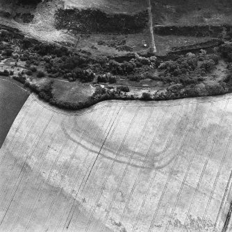 East Linton, oblique aerial view, taken from the NW, centred on the cropmarks of a fort.