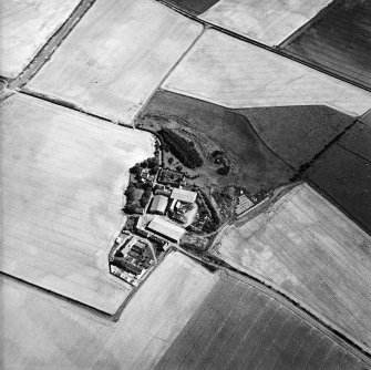 Oblique aerial view centred on the cropmarks of the settlements and enclosure, taken from the NW.