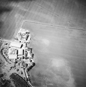 Oblique aerial view centred on the cropmarks of the settlements and other cropmarks, taken from the SE.