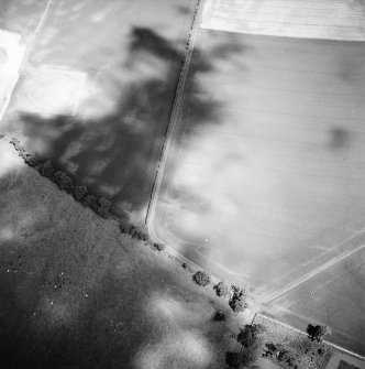 Oblique aerial view centred on the cropmarks of the rectilinear settlement and other cropmarks with the timber halls and enclosure and the cropmarks of the possible enclosure adjacent, taken from the WSW.