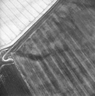 Oblique aerial view centred on linear cropmarks and pits, taken from the N.