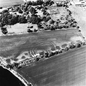 Springhill, oblique aerial view, taken from the SSE, centred on cropmarks including those of a fort.