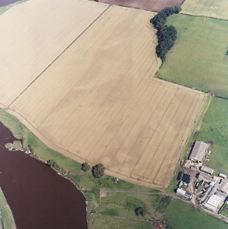 General oblique aerial view centred on the cropmarks of the settlement, taken from the SSW.