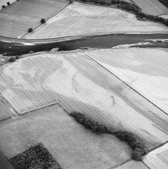 Oblique aerial view centred on the cropmarks of the settlement, the possible fort and possible causewayed enclosure, taken from the E.