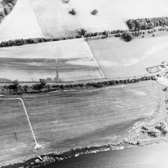 Wooden Home Farm Roman temporary camp, oblique aerial view, taken from the NNW, showing the NE angle in the centre of the photograph. Cropmarks including those of pits are also visible in the centre.