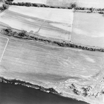 Wooden Home Farm Roman temporary camp, oblique aerial view, taken from the NW, showing the NE angle in the centre of the photograph. Cropmarks including those of pits are also visible in the centre.