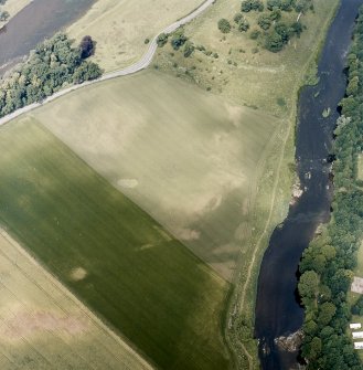 Oblique aerial view centred on the linear cropmarks and cropmarks with the remains of the castle and the cauld adjacent, taken from the S.
