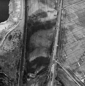 Dryburn Bridge, oblique aerial view, taken from the SE, centred on the cropmarks of a palisaded enclosure.