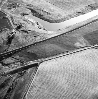 Dryburn Bridge, oblique aerial view, taken from the ENE, centred on the cropmarks of a palisaded enclosure.