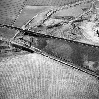 Dryburn Bridge, oblique aerial view, taken from the NE, centred on the cropmarks of a palisaded enclosure.