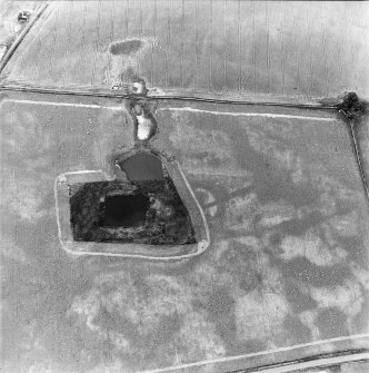 Oblique aerial view centred on the cropmarks of the settlements, taken from the SE.