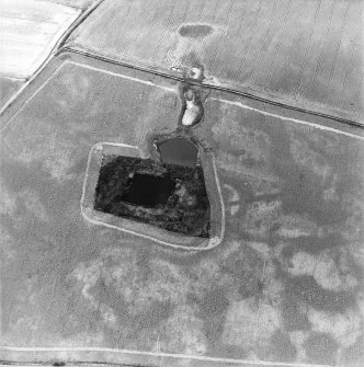 Oblique aerial view centred on the cropmarks of the settlements, taken from the ESE.