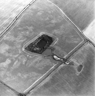 Oblique aerial view centred on the cropmarks of the settlements, taken from the NNE.