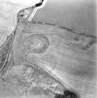 Oblique aerial view centred on the remains of the motte-and-bailey castle, taken from the SW.