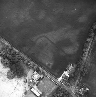 Edrom Mains, oblique aerial view taken from the NE, centred on the cropmarks of an enclosure.