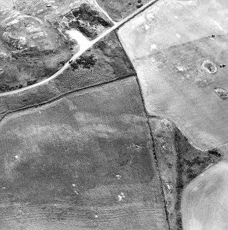 Oblique aerial view centred on the geological cropmarks with the remains of the settlement adjacent, taken from the N.