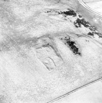 Oblique aerial view centred on the remains of the settlement, taken from the S.