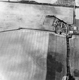 Oblique aerial view centred on the cropmarks of the enclosure, field boundaries, possible enclosures and linear cropmarks with farmhouse and farmsteading adjacent, taken from the SSE.