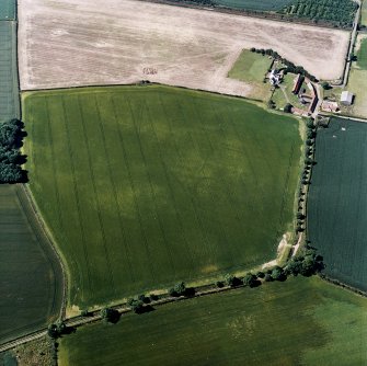 Oblique aerial view centred on the cropmarks of the settlement and field boundaries, with the farmhouse and farmsteading adjacent, taken from the SE.