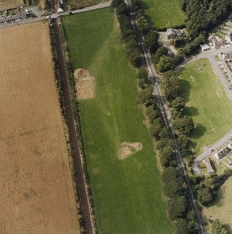 Oblique aerial view centred on the excavation of the pit-defined enclosure, taken from the ESE.