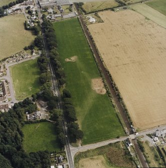 Oblique aerial view centred on the excavation of the pit-defined enclosure, taken from the WNW.