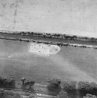 Oblique aerial view centred on the excavation of the pit-defined enclosure, taken from the NNE.