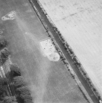Oblique aerial view centred on the excavation of the pit-defined enclosure, taken from the NW.