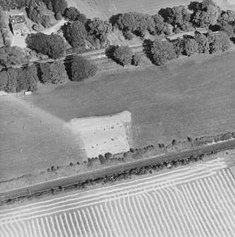 Oblique aerial view centred on the excavation of the pit-enclosure, taken from the SW.