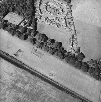 Oblique aerial view centred on the excavation of the remains of the Roman road, quarry pits and the pit-defined cursus, taken from the S.