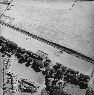 Oblique aerial view centred on the excavation of the remains of the Roman road, quarry pits and the pit-defined cursus, taken from the N.