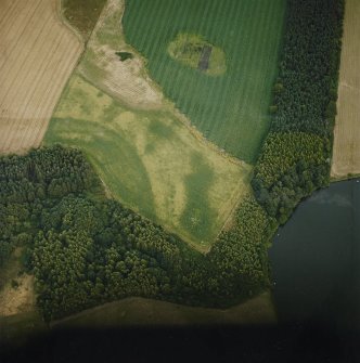 Oblique aerial view centred on the cropmarks of the quarry pits and the enclosures, taken from the NW.
