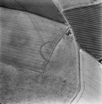 Houdston Hill, oblique aerial view, taken from the E, centred on the cropmarks of the S half of a settlement.