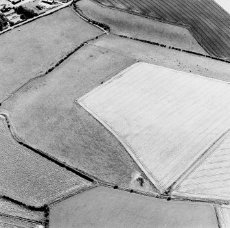 Oblique aerial view centred on the cropmarks of the settlement, taken from the NNW.