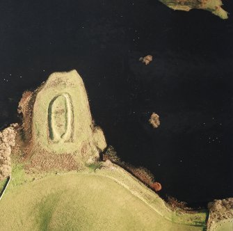 Oblique aerial view centred on the fort with crannogs adjacent, taken from the W.