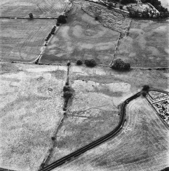 Dalawoodie and Holywood Abbey, oblique aerial view, taken from the NE, centred on the cropmarks to the SE of the Abbey, showing a rectilinear enclosure and linear cropmarks.