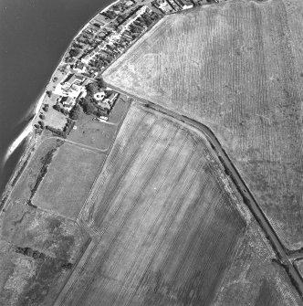 Oblique aerial view centred on the cropmarks, taken from the W.