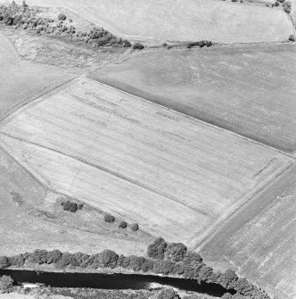 Oblique aerial view centred on the cropmarks of the Roman Temporary Camp and pit-defined cursus, taken from the SSE.