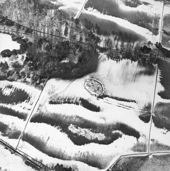 Oblique aerial view centred on the remains of the possible settlement and the plantation bank, taken from the SW.